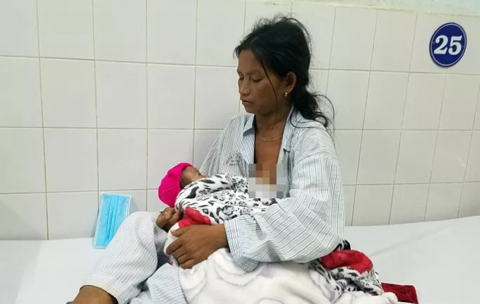 Chị Đinh Thị Bêl và cháu Đinh Liết đang được điều trị tại bệnh viện