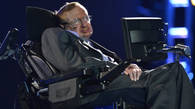 Stephen Hawking là trường hợp hiếm trong số những người mắc ALS bởi ông có thể duy trì cuộc sống thêm hơn 5 thập kỷ. Ảnh: Time Magazine.