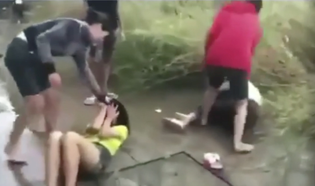 Hai nữ sinh bị đấm, đá túi bụi vào người và mặt (ảnh cắt từ clip)