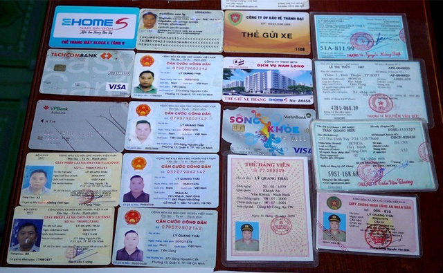 Các giấy tờ nghi là giả mà cơ quan chức năng thu giữ được trên người và trong hành lý của Lý Quang Thái. Ảnh: TTXVN
