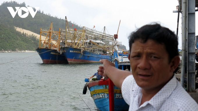 Ông Lê Ngô Hát rất lo lắng vì tàu nằm bờ dài ngày do không mua được bảo hiểm sẽ đối diện phá sản và tàu hư hỏng.