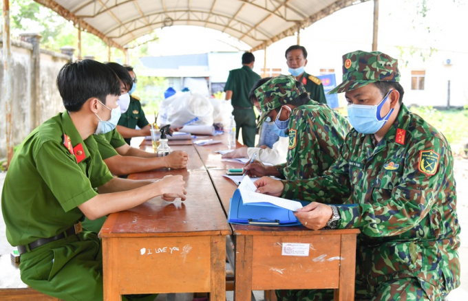 Lực lượng quân sự hỏi thăm sức khỏe người dân được cách ly tại TP Hà Tiên, Kiên Giang. Ảnh: Phương Vũ.