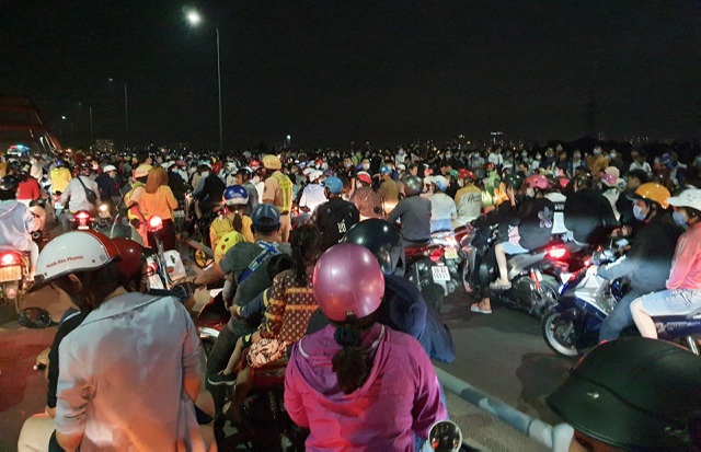 Hàng trăm người dân tụ tập trên cầu Bình Lợi để xem pháo hoa