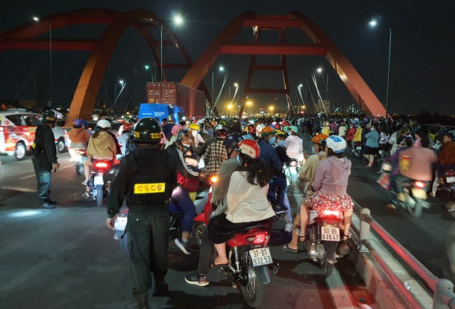 Lực lượng CSCĐ giải tán người dân để đảm bảo giao thông