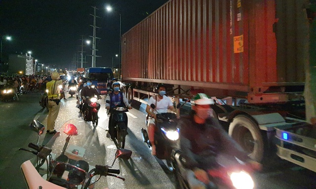 CSGT phân luồng để an toàn cho các phương tiện khác lưu thông