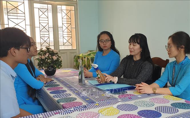 Cô giáo Phùng Thị Kim Huệ (áo đen), giáo viên hướng dẫn nhóm học sinh lớp 11 sáng chế ra chế phẩm Combo (Far-Sup), sản phẩm của nhà nông làm từ phế thải nông nghiệp, thân thiện với môi trường từ vỏ hạt điều và lá cây dã quỳ.