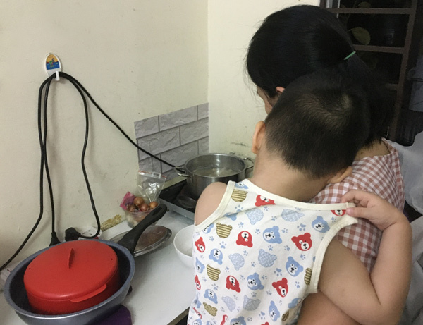 Áp lực kinh tế, chăm sóc con cái khiến nhiều phụ nữ ngại sinh con. Ảnh: Liên Anh