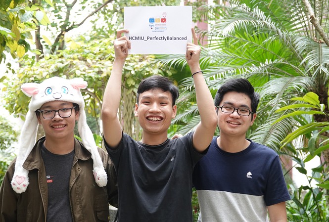 Vinh Quang (bên phải) cùng nhóm giành huy chương vàng cuộc thi lập trình sinh viên quốc tế ICPC vòng khu vực châu Á - Thái Bình Dương (2020).