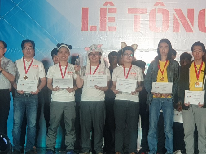 Quang (thứ ba, bên phải) trong buổi lễ tổng kết nhận thưởngcuộc thi lập trình sinh viên quốc tế ICPC vòng khu vực châu Á - Thái Bình Dương (2020).