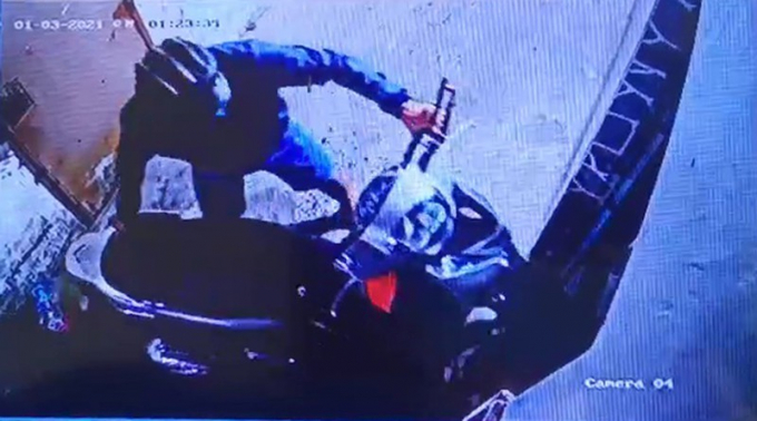 Kẻ trộm lấy đi một xe SH sau vài phút đột nhập vào phòng trọ. Ảnh cắt từ clip