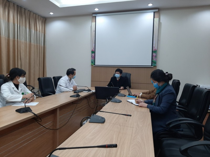 Ông Nguyễn Trọng Khoa làm việc với Bệnh viện Bệnh nhiệt đới Trung ương tối 7-1. Ảnh: HÀ PHƯỢNG