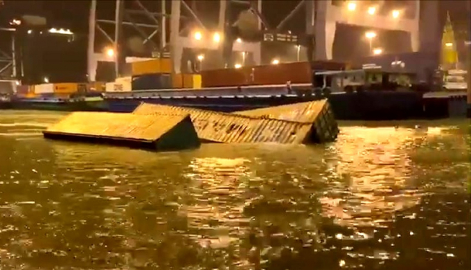 Container rơi xuống sông Cái Mép. Ảnh: Đ.K.