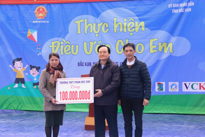 Ông Hà Xuân Nhâm, Hiệu trưởng Trường THPT Phan Huy Chú - Đống Đa trong một lần tới thăm và trao tặng tiền ủng hộ của giáo viên, học sinh nhà trường cho một số trường học khó khăn trên địa bàn tỉnh Bắc Kạn. Ảnh: Thanh Hùng