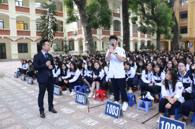 Học sinh trường THPT Phan Đình Phùng Hà Nội được học về an ninh mạng với các Luật sư của Đoàn Luật sư Hà Nội. Ảnh: Đình Tuệ