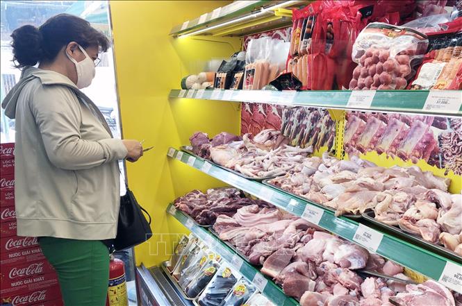 Người tiêu dùng TP Hồ Chí Minh có thể mua thịt lợn trong nước lẫn hàng nhập khẩu tại kênh phân phối hiện đại.