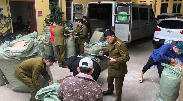 Cuối tháng 12-2020, lực lượng chức năng tỉnh Lạng Sơn đã phát hiện nhiều vụ hàng lậu gồm váy, áo, túi xách, giày, dép... được vận chuyển xe khách để tuồn vào nội địa - Ảnh: Quản lý thị trường Lạng Sơn cung cấp