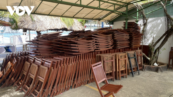 Bàn ghế phục vụ giải khát tại bến du thuyền.