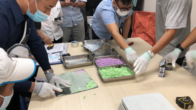 Lần đầu tiên cơ quan hải quan phát hiện ma túy được vận chuyển trái phép vào Việt Nam qua tuyến đường mới từ Hong Kong và Trung Quốc.
