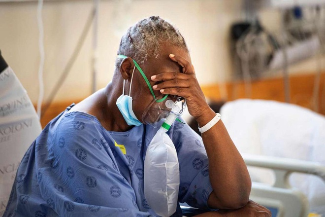 Một bệnh nhân mắc Covid-19 được điều trị tại Bệnh viện Khayelitsha ở Cape Town, Nam Phi. Ảnh: AFP.