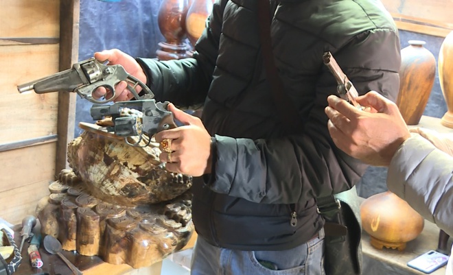 Hai khẩu súng quân dụng tại nhà Luân. Ảnh: S.Đ.