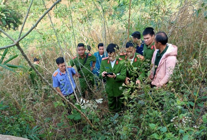 Công an khám nghiệm hiện trường