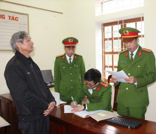 Cơ quan công an đọc lệnh khởi tố Lưu Quang Thượng - Ảnh: Báo Công an Nhân dân