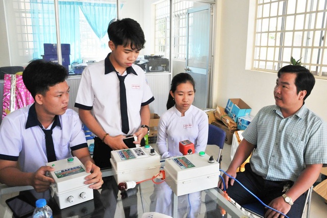 Thầy Nguyễn Phú Thịnh (bên phải) - giáo viên hướng dẫn nhóm bạn Liêu Vinh Khôi chế tạo hộp điều khiển tưới vườn từ xa hữu ích cho ngành nông nghiệp