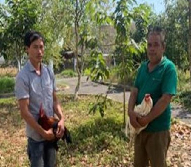 2 đối tượng tham gia đánh bạc bị bắt giữ tại hiện trường cùng tang vật (ảnh Công an Đồng Nai)