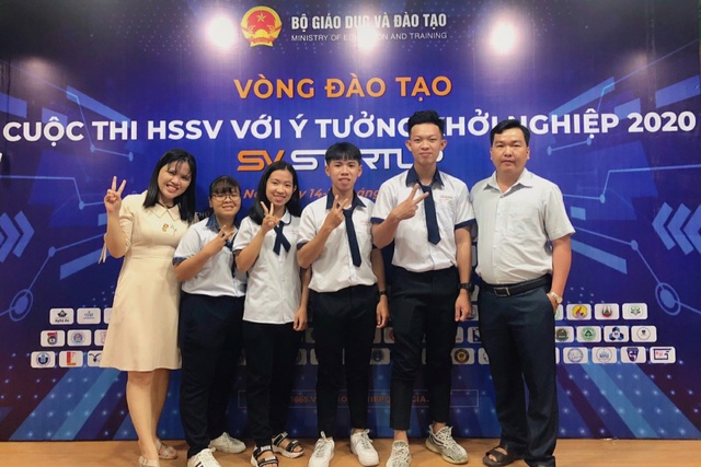 Nhóm tác giả sản phẩm khởi nghiệp Safaco cùng thầy Nguyễn Phú Thịnh tại cuộc thi HSSV với ý tưởng khởi nghiệp năm 2020 được Bộ GD-ĐT tổ chức tại Hà Nội