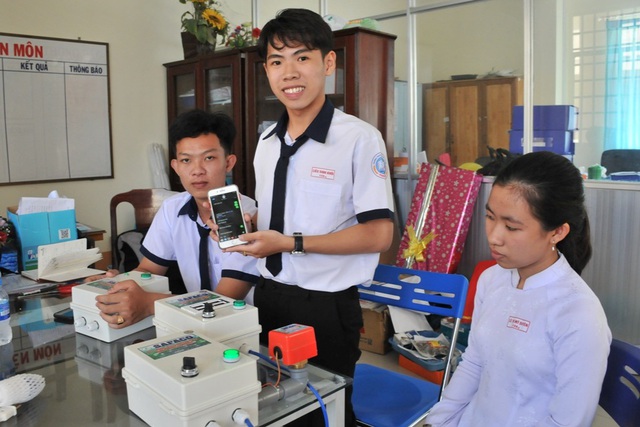 Trưởng nhóm Liêu Vinh Khôi cùng các thành viên Lê Thị Mỹ Duyên, Phạm Văn Hữu Tài (lớp 12A4 trường THPT Phan Văn Trị) giới thiệu hộp điều khiển tưới vườn từ xa bằng điện thoại thông minh