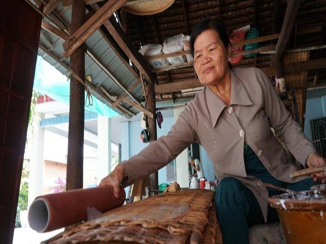 Một hộ gia đình làm bánh tráng ở thị xã Trảng Bàng. Ảnh: HỒNG GIANG