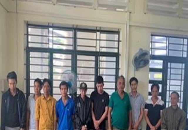 Các đối tượng tham gia đánh bạc bị bắt giữ đưa về trụ sở công an để làm việc (ảnh Công an Đồng Nai)