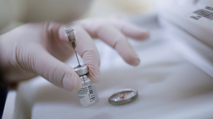 Nhân viên y tế chuẩn bị liều tiêm vaccine ngừa COVID-19 của Pfizer/BioNTech. Ảnh: Reuters