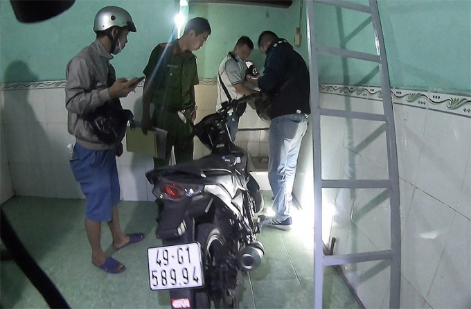 Xe nạn nhân được phát hiện nằm trong căn phòng trọ ở Bình Dương. Ảnh: NGUYỄN YÊN