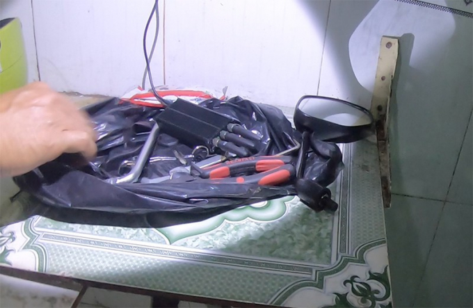 Thiết bị bẻ khoá, phá sóng được phát hiện bên trong phòng trọ. Ảnh: NGUYỄN YÊN