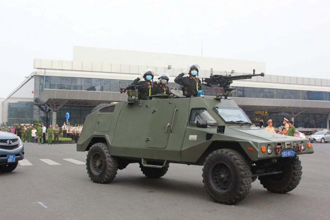Nhiều lực lượng của Công an TP.HCM và Công an quận Tân Bình trang bị vũ trang bảo vệ sân bay