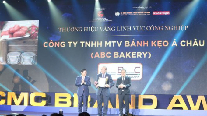 Chủ tịch UBND TP.HCM Nguyễn Thành Phong (trái) trao giải Thương hiệu vàng TP.HCM năm 2020 cho doanh nghiệp Ảnh: TÚ UYÊN