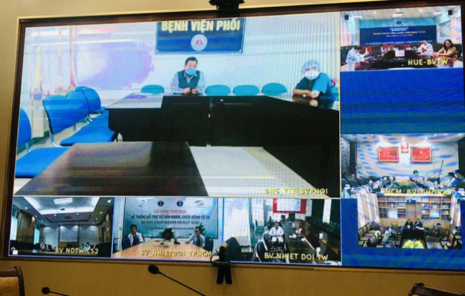 Bác sĩ Lê Thành Phúc, Giám đốc Bệnh viện Phổi Đà Nẵn thôn tin tình trạng sức khỏe của BN1536- Ảnh: Lê Hảo