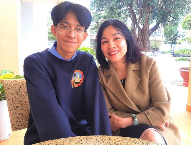 Tuấn Anh và cô giáo Hà Thị Hoài Phương