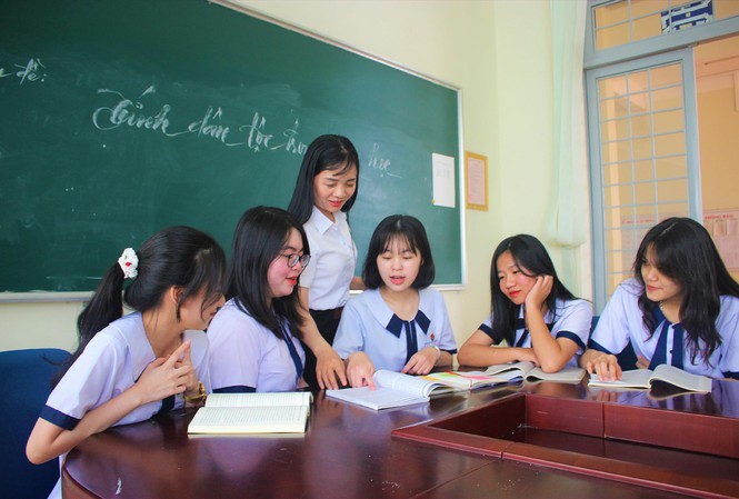 Minh Phương (ở giữa) cùng các bạn đoạt giải trao đổi với cô Nguyễn Thị Bích Hạnh sau kỳ thi