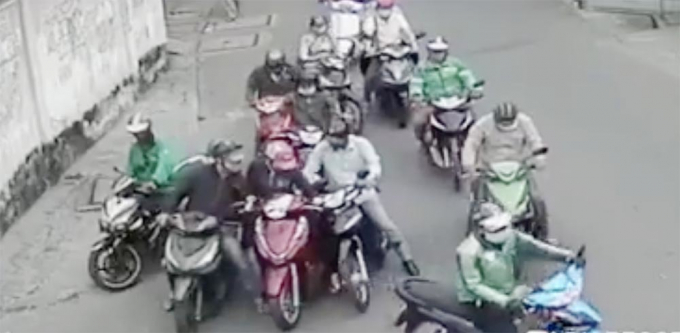 Người phụ nữ bị khoảng chục đối tượng vây quanh, dàn cảnh va chạm giao thông để móc túi. Ảnh: Cắt từ clip