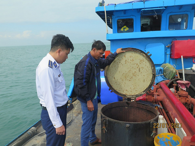 Cảnh sát biển kiểm tra tàu An Bình 88.