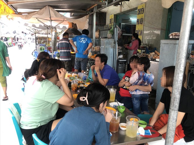 Một quán ốc đông khách ăn buổi trưa tại TPHCMẢNH: U.P