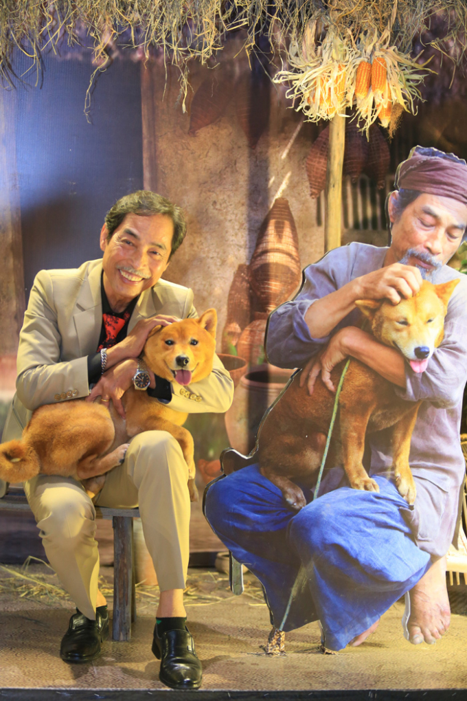 Nghệ sĩ Viết Liên (vai Lão Hạc) trong ngày ra mắt phim 'Cậu vàng' tại Hà Nội.