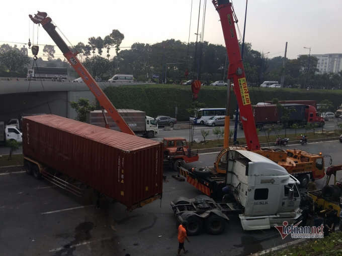 Xe container lật chắn ngang quốc lộ khiến giao thông tê liệt