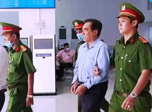 Bị can Nguyễn Văn Nguyện nghe cơ quan điều tra đọc lệnh khởi tố, bắt giam. Ảnh: MINH SƠN