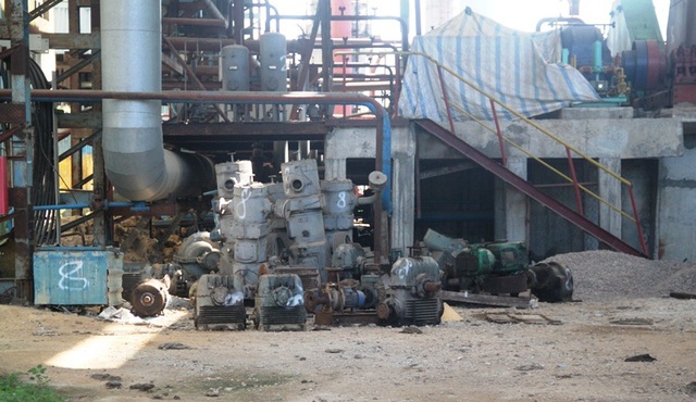 Sau nhiều năm ngừng hoạt động, máy móc trong nhà máy bị tháo tung như đống sắt vụn