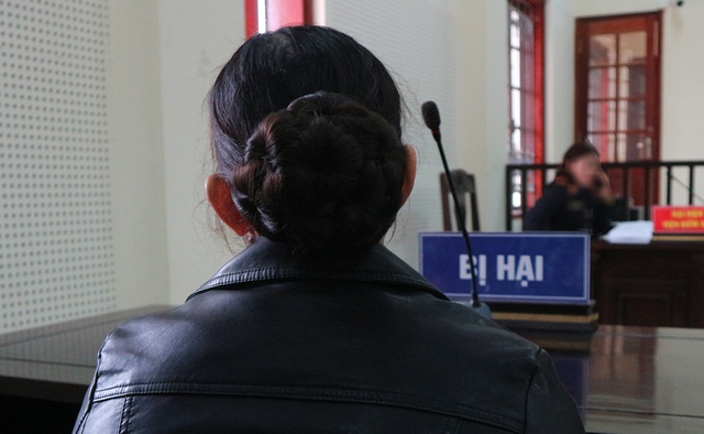 Bà Tâm đến tham dự phiên tòa với tư cách là bị hại trong một vụ án giết người mà hung thủ chính là người chồng cũ.