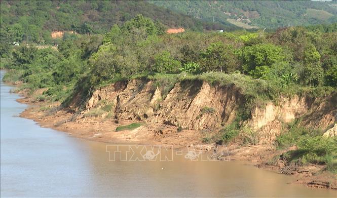 Hai bên bờ sông Đồng Nai đoạn qua xã Thống Nhất và xã Đăng Hà (huyện Bù Đăng, tỉnh Bình Phước) và địa bàn tỉnh Lâm Đồng bị sạt lở nghiêm trọng do hoạt động khai thác cát. Ảnh: TTXVN