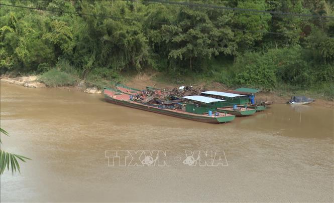 Nhiều tàu thuyền vẫn đậu dọc hai bên bờ sông Đồng Nai. Ảnh: TTXVN